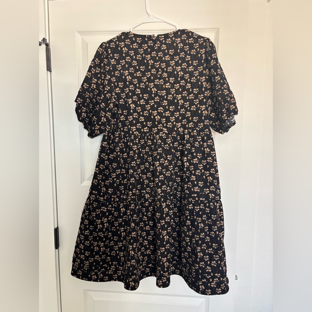 Chic Black Floral Midi Dress - Picture 5 of 6